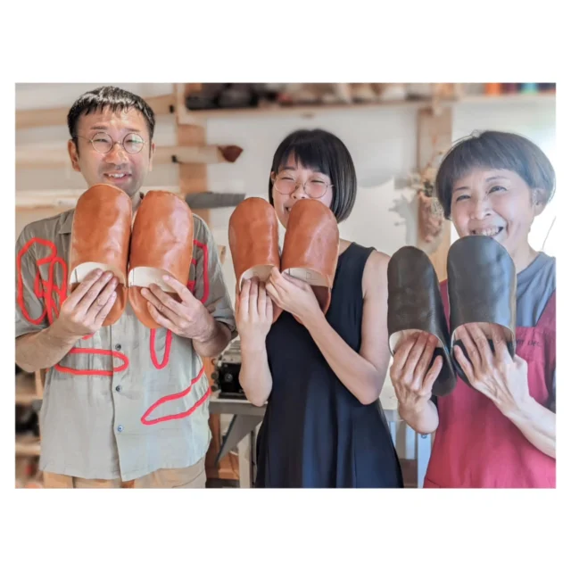 リクエストいただいて7月〜8月に開催したバブーシュワークショップの様子。

夏休みシーズンということで帰省のタイミングや旅行がてら参加してくださる方も多い夏のワークショップでした。
今回は海を超えて福岡からお一人で参加してくださった方も。
（しかもワークショップを目当てに…！嬉しいです。）

お一人様で、ご家族で、お友達同士で
近くの方も、遠方の方も
ご参加いただいた皆様ありがとうございました。

🌱バブーシュワークショップについて🌱

バブーシュワークショップはリクエスト制で1名様でも随時開催しています。
お問い合わせの際に参加人数と参加希望日を3候補ほどお書き添えいただくとスムーズにご案内できますのでお手数ですがご協力お願いいたします。

詳細はWebサイトまたは @johnoshoes の📌「バブーシュワークショップについて」のポストをご覧ください。
　
#ジョウノ靴工房のバブーシュワークショップのようす