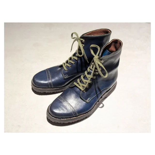 金曜日クラスの生徒さん、外羽根ブーツが完成しました。

岐阜だけでなく全国の山を登り、つい最近はインドまで一人旅に出かけていた生徒さん。
「旅に出る靴」をテーマに初めての靴作りで手縫いの製法に挑戦しました。
長い靴作りの旅はいかがでしたでしょうか。
完成した靴を履いて出かけた旅のお話が聞けることを楽しみにしています。

#ジョウノ靴工房の生徒さんの手作り靴