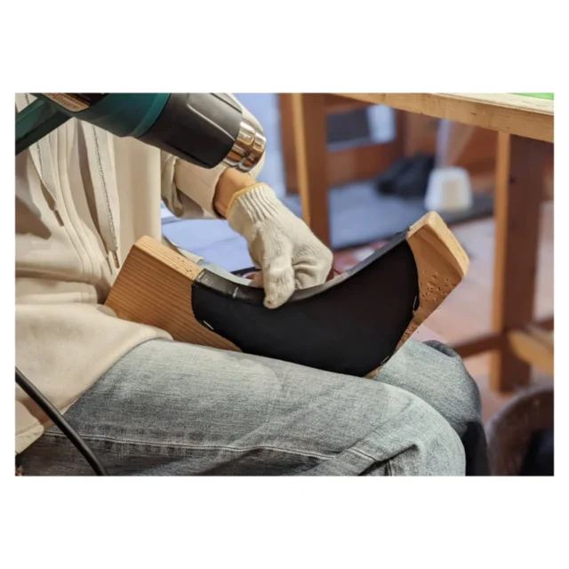 今週の靴教室の一コマ。

ブーツに使う甲のパーツに熱を加えながら癖を付けるクリッピング加工をしています。
専門の業者さんにお願いしてもいいのですが工房ではできる限り手作業でやっています。
コツを掴むまではなかなか難しいクリッピング。
こちらの生徒さんも少しずつコツを掴んで綺麗に形にすることができました。

10月のオープンデーにお越しいただいた皆様、ありがとうございました。
特にあかりアート期間中はたくさんの方が立ち寄ってくださり、いつも遠くから来てくださる常連さんも、気にかけて覗いてくれる美濃の皆さんも、通りがかりに立ち寄ってくださった観光客の方々にも感謝の気持ちでいっぱいです。
今年のオープンデーはこれで終わりましたがまた来年の春頃に開催する予定です。
また春に元気にお会いできますように🌸

#ジョウノ靴工房の靴教室のようす