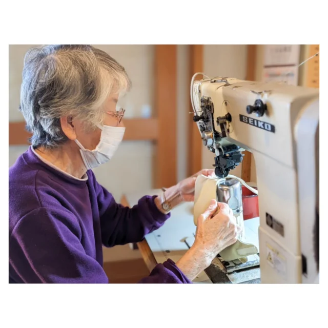 これまで通ってくださった生徒さんのお母様でもあり、生徒さんのお祖母様でもあるこちらの生徒さん。
家族が靴を作っているのを見て、自分もやってみたい！と思って挑戦してくださったとのこと。
81歳。もう私の方が学ぶことばかりのような気がします。
完成まで頑張りましょうね。

月謝クラスの生徒さんたちにはお伝え済みですが、明日の土曜日クラスは5週月の調整のため教室がお休みです。
チケットの生徒さんたちもよろしくお願いします。

（おまけ）
最近の猫たちの2コマ漫画。

#ジョウノ靴工房の靴教室のようす
#ミモザとビリー