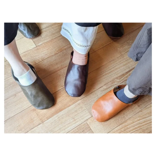 リクエストいただいて9月〜10月に開催したバブーシュワークショップの様子。

製作の秋？ということでグループの皆様だけでなくお一人様でもご参加いただいた秋のワークショップでした。
美濃への移住の際にとてもお世話になった移住相談員の方も東京からわざわざ参加してくださってとても嬉しかったです。
（イワセさん、ありがとうございました🍀）

普段からミシンフル活用！なモノづくり好きな方たちも、ミシンは学生以来で…な方たちも、みんなとても素敵に仕上がりました。
ご参加いただいた皆様、ありがとうございました。

🌱バブーシュワークショップについて🌱

バブーシュワークショップはリクエスト制で1名様でも随時開催しています。
お問い合わせの際に参加人数と参加希望日を3候補ほどお書き添えいただくとスムーズにご案内できますのでお手数ですがご協力お願いいたします。

詳細はWebサイトまたは @johnoshoes の📌「バブーシュワークショップについて」のポストをご覧ください。

#ジョウノ靴工房のバブーシュワークショップのようす