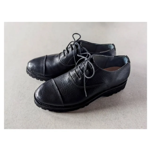 チケットコースの生徒さん、1足目にシンプルなストレートチップが完成しました。

靴教室に入会したのが今から約3年半前のこと。
途中ご家族が増えたりお仕事が忙しかったりで中々来られない時期もありましたが、時間を見つけてコツコツと製作し、ついに今週木型を抜くことができました。
出来立ての靴を試着しながら「普段履いている既製靴と全然違う」としみじみ感動されている姿が印象的でした。
無事に持ち帰ることができて何より。

次回はローファーを製作予定です。
またじっくりと靴作りを楽しみましょう！

#ジョウノ靴工房の生徒さんの手作り靴