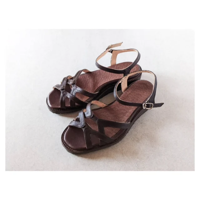 金曜日クラスの生徒さん、5足目に製作したストラップサンダルのフィッティングシューズにウェッジヒールをつけて1足完成です。

アッパーのデザインは同じですが、ウェルトやソールの仕様が違うだけで印象がずいぶん変わりました。
こちらも重宝しそうな一足です。
もう夏も終わっちゃいましたが…と仰っていましたが来年の夏を楽しみに待ちましょう🐌

#ジョウノ靴工房の生徒さんの手作り靴