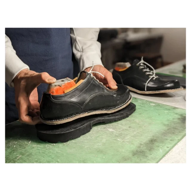 今週の靴教室の一コマ。

出し縫いを終えてソールを接着しているところ。
あらかじめ印をした場所に合わせてズレないように接着するのですが、一発本番ですよ…と私が横で脅してしまったので余計な緊張感を漂わせてしまいました。
このあとは周りを整えていきます。完成まであと少し！

先日は美濃でも初雪が降りました。
お隣さんのうだつにもうっすら積もっていました。