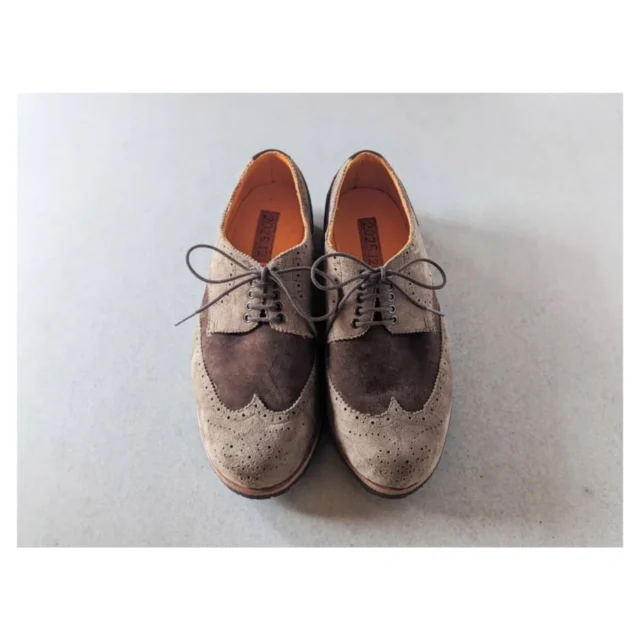 土曜日クラスの生徒さん、前回旦那様に製作したフルブローグのフィッティングシューズに底付けをして、こちらは自分用に完成しました。
（なんとこちらの靴で12足目👏）

底付けすることを前提にフィッティングシューズも製作していたので、普段とは違う山羊の革を使用してみました。
牛とはまた違った柔らかい履き心地も感じてもらえるかと思います。
色の組み合わせも生徒さんらしく、今の季節にぴったりな素材感です。
旦那様とおそろいでお出かけ楽しんでくださいね。

#ジョウノ靴工房の生徒さんの手作り靴