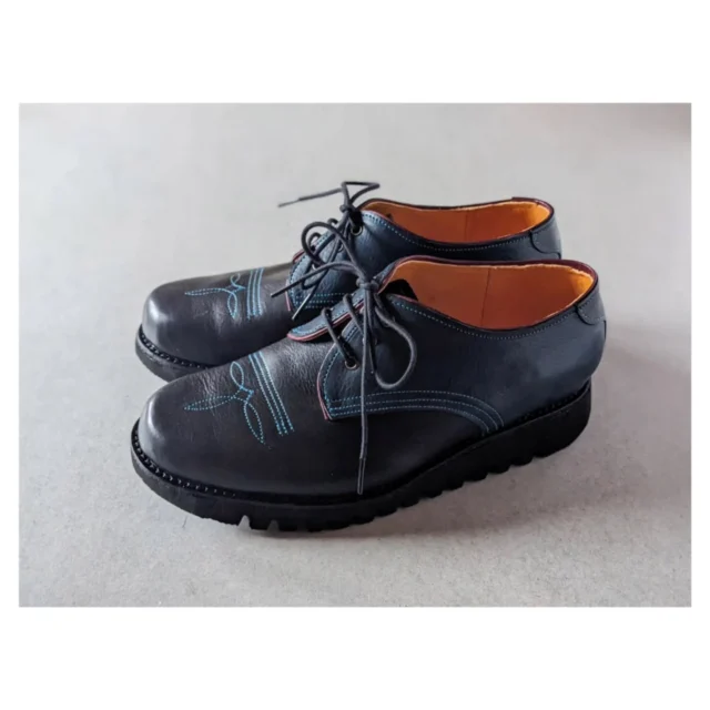 チケットコースの生徒さん、初めての靴作りでダービーシューズが完成です。

全体的に落ち着いた色味の中で、履き口にちらりと見えるワインのビーディングテープや特徴的な飾り縫いが良いアクセントになっています。
中敷きのうだつマークもかわいいポイントです。

年内に間に合ってよかったです。
また来年もよろしくお願いします🍀

#ジョウノ靴工房の生徒さんの手作り靴