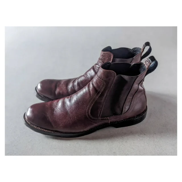 生徒さんが靴作りの合間に製作したものたち。

（写真1）土曜日クラスの生徒さんは、リサイクルショップで見つけたブーツのオールソールにチャレンジ。
元々はクレープソールでしたがレザーソールに変更しました。
かかとにループをつけて履きやすさも◎
ちなみに靴磨き専門店へお任せするとのことなので未完成でもあります。
ピカピカに完成するのが楽しみです！

（写真2）
金曜日クラスの生徒さん、赤色のキャッシュトレイを製作しました。
お金を置く面は端革を編んでいます。（焼き立てのアップルパイのよう）
生徒さんの素敵なアイディアでとても可愛く仕上がりました。
端革もこんな風に使ってもらえて嬉しいことでしょう。

（写真3）
土曜日クラスの生徒さんは紙布×レザーのポーチを製作しました。
以前はキャメルで製作されていましたが今回は赤色で。
パッと明るい赤色は紙布との相性もばっちりです。

紙布は美濃の町並みにある和紙卸問屋の松久永助紙店さん（ @matsuhisa_eisuke_kamiten ）のものを使用しています。
こちらのポーチは工房オリジナルで製作・販売しており、美濃市のふるさと納税返礼品にも登録させていただいております。
是非美濃市の返礼品もチェックしてみてください🍀

今週で今年の靴教室が終わりました。
今年も靴教室に参加してくださった生徒の皆さん、1日ワークショップへご参加くださった皆さん、ありがとうございました。
風邪などひかないよう体調にお気をつけて、また来年も元気にお会いしましょう。

🎍年末年始の教室開講日について🎍
工房は明日からお休みをいただき、新年の靴教室は1月7日の水曜日クラスからスタートします。
お休み中にいただいたお問い合わせ等は、1月5日(月)より順次返信させていただきますのでよろしくお願いいたします。