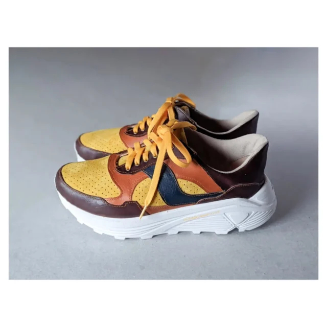 チケットコースの生徒さん、ビタミンカラーのスニーカーが完成です。

いつも素敵な配色で靴を製作されている生徒さんですが、今回もほとんど迷うことなく各パーツの革の色を決めてあっという間に完成しました。
パッと目を引く色鮮やかな一足は何処に行っても注目されそうです。
何色の服を着ようかな〜と迷われていましたが、靴を主役に服を決めるのも楽しいですね。

#ジョウノ靴工房の生徒さんの手作り靴