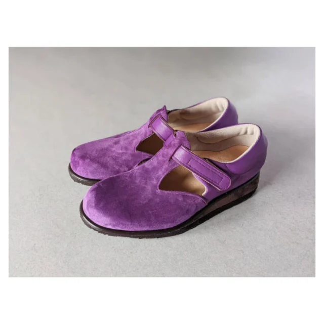 以前通ってくださった生徒さんのお母様であり、お義母様でもあり、お祖母様でもあるこちらの生徒さん。（ご家族三世代で参加してくれました）
「私の息子でも出来るんだから私も出来るはず」と靴作りに挑戦してくださいました。

縫製の仕事をされていただけあってミシンはお手の物です。
生地と違って難しいこともあったようですが、鮮やかな紫色の素敵な一足に仕上がりました。

「私が靴を作るなんて夢みたい。長く生きてきて良かった。」と目を輝かせて言ってくださいました。
靴教室の講師としてまだまだ未熟者の私ですが、生徒さんにこんな風に喜んでもらえるなんて幸せだなと思います。

手作りの素敵な靴を履いて、お孫さんたちと一緒に久しぶりの故郷へ帰られるそうです。
良い旅になりますように🍀

#ジョウノ靴工房の生徒さんの手作り靴