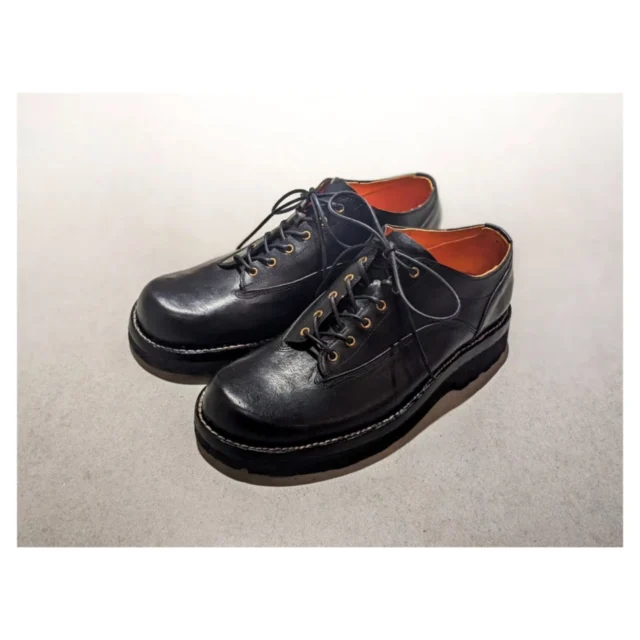 土曜日クラスの生徒さん、約一年近くかけてオックスフォードシューズが完成しました。

靴作り一足目でハンドソーンウェルテッド製法に挑戦。
慣れない工程ばかりで大変だったかと思いますが、完成したばかりの靴を試着してしみじみ感動されていたのが印象的でした。

靴作りをしていることは極一部の人にしか話していないそうで、完成した靴を見せてびっくりさせたいのだとか。
こんな格好良い靴が手作りだなんて周りの人たちにさぞ驚かれることでしょう。
たくさん履いて自慢してくださいね。

#ジョウノ靴工房の生徒さんの手作り靴