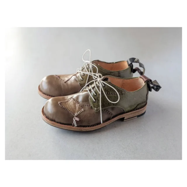 水曜日クラスの生徒さん、5足目はご自身で購入した革を持ち込んでダービーシューズを製作しました。

いつも革をツギハギして独自の世界観を靴で表現しています。
今回は糸の端をわざと処理せず残したり、ハトメをランダムに取り付けてみたり、さらに個性的な靴に仕上がりました。
ずっと前から履いていたかのようにしっくりきますね。
次は一体どんな靴になるのか楽しみです！

#ジョウノ靴工房の生徒さんの手作り靴