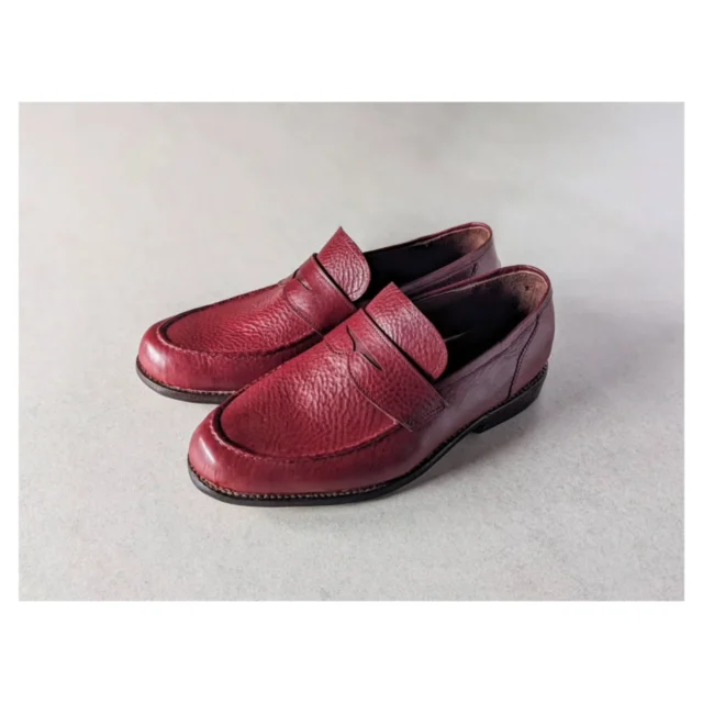 チケットコースの生徒さん、鮮やかなワインレッドのローファーが完成しました。

シンプルなローファーに見えますがベロの長さやサドルのデザインまで細かく指定していただき、こだわりがたくさん詰まった一足になりました。
いつもお洒落な生徒さんなのでこのローファーも素敵に履きこなしてもらえることでしょう。
完成おめでとうございます🎵

#ジョウノ靴工房の生徒さんの手作り靴