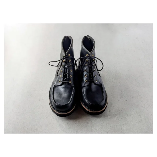 チケットコースの生徒さん、1足目に外羽根ブーツが完成しました。

木型の形からモカのライン、バックファスナーの引き手の仕様など細部までこだわって製作されていました。
初めての靴作りでステッチダウン製法に挑戦されましたが、旦那様と一緒に楽しみながら製作できたようで何よりです。

肌寒い日もありますので今シーズンもまだまだ履いてお出かけできそうです。
完成おめでとうございます🍀

#ジョウノ靴工房の生徒さんの手作り靴